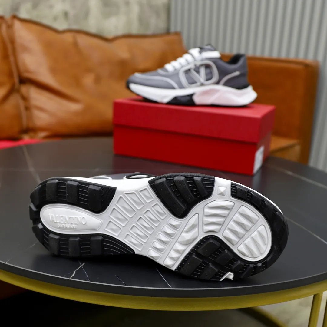 Men's shoes 💰480💰VALENTINO/Valentino 2024s men's latest low-top thick-soled sports shoes are shipped. Made with heavy industry, men's fine casual sports shoes, versatile style. Original leather, rubber lines embellished with geometric segmented uppers, hand-sewn, novel and fashionable, rubber soles with rivet details on the front and back, VALENTINO GARAVANI LOGO printed on the side, and Valentino decorative inlay on the tongue. Garavani Logo, comfortable, breathable and durable! Comes with full original packaging! Code number: 38-39-40-41-42-43-44 (45 can be customized)